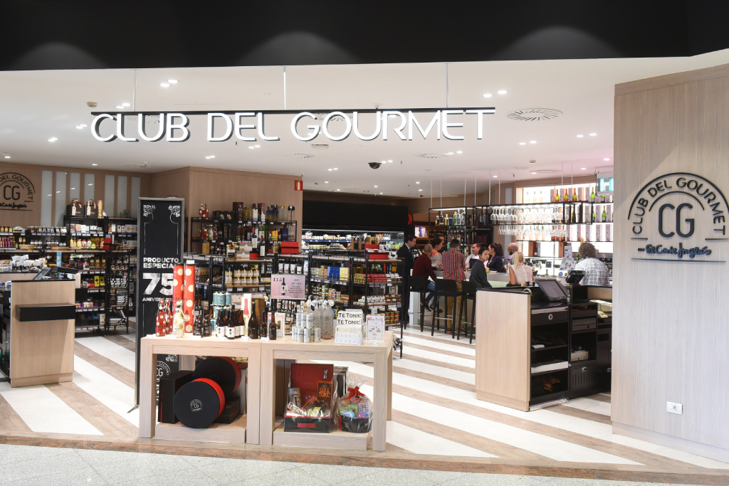 El Corte Inglés Gourmet Club a Tenerife con prodotti e clienti in negozio.
