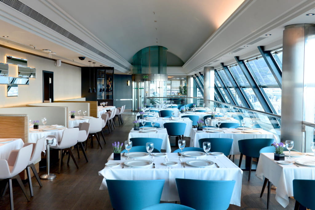 Elegante sala da pranzo con tavoli preparati in un ristorante con vista esterna a Tenerife.