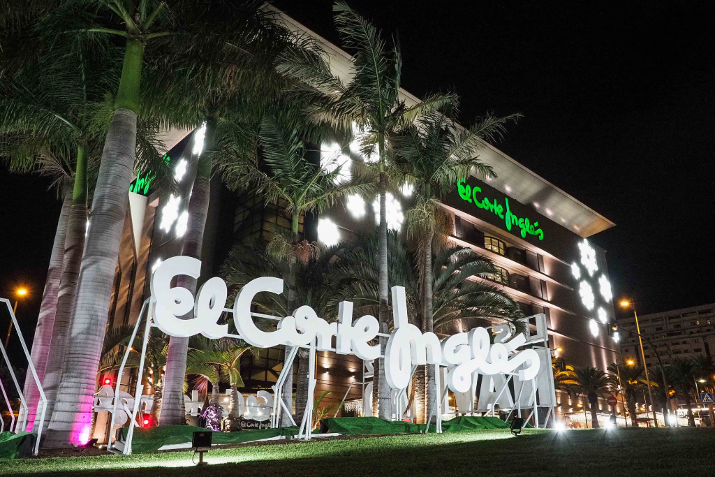 L'edificio El Corte Inglés illuminato di notte a Tenerife.