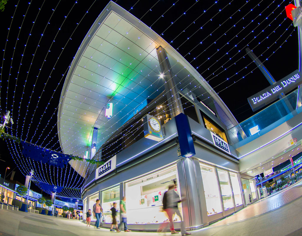 Centro commerciale Plaza del Duque a Tenerife illuminato di notte.