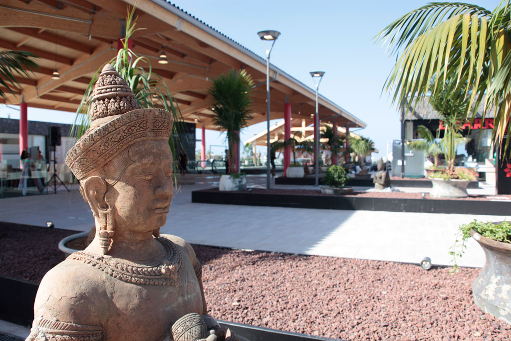 Statua con ornamenti davanti a una struttura coperta a Tenerife.