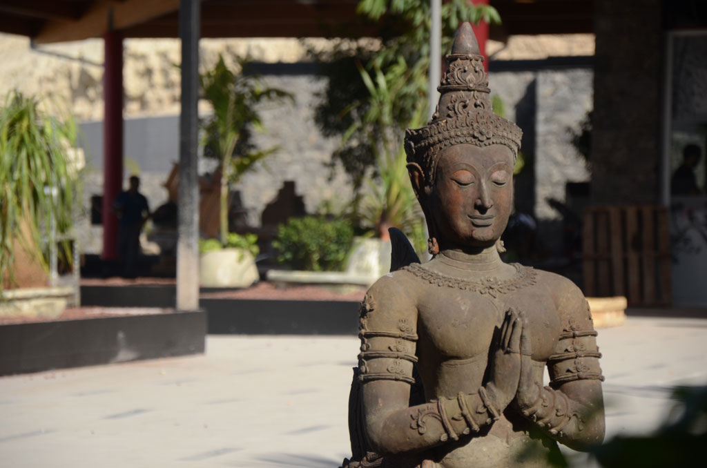 Statua di Buddha con le mani incrociate in un giardino nel Parco del Siam, Tenerife.