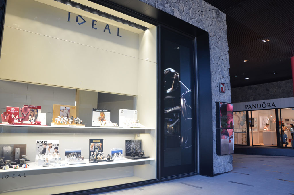 Negozio di gioielli IDEALE a Tenerife, con esposizione di orologi e collane.