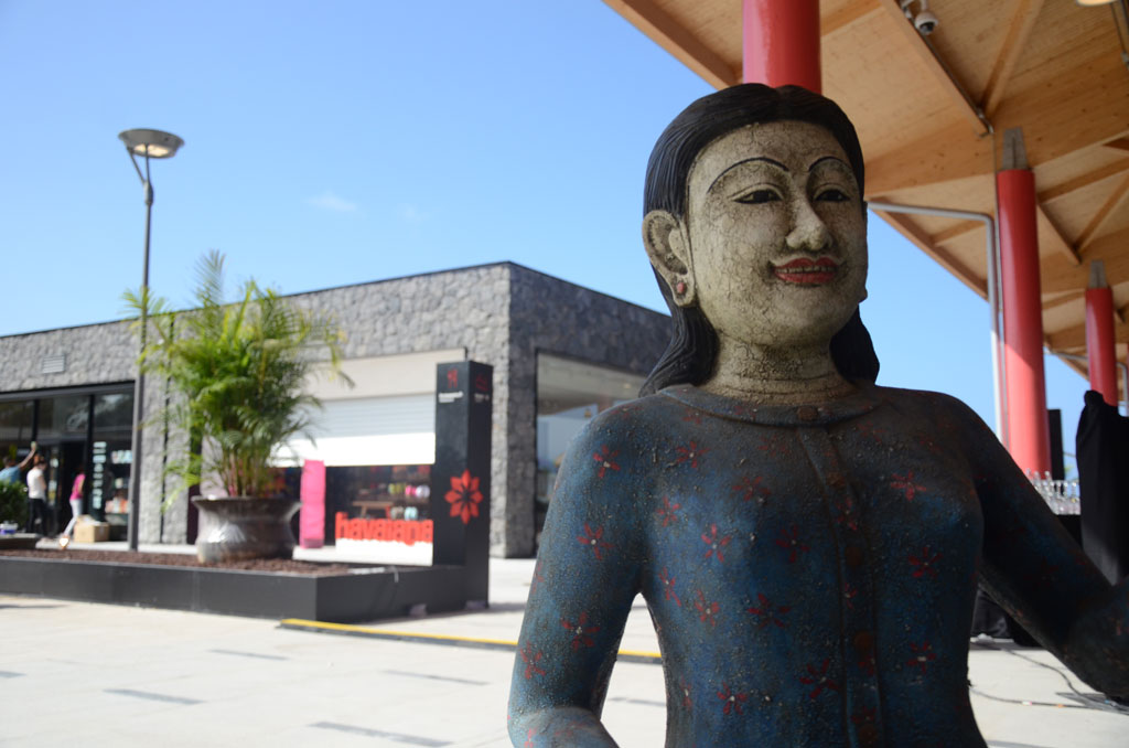 Scultura nel centro commerciale Siam Mall a Tenerife. Negozio Havaianas sullo sfondo.