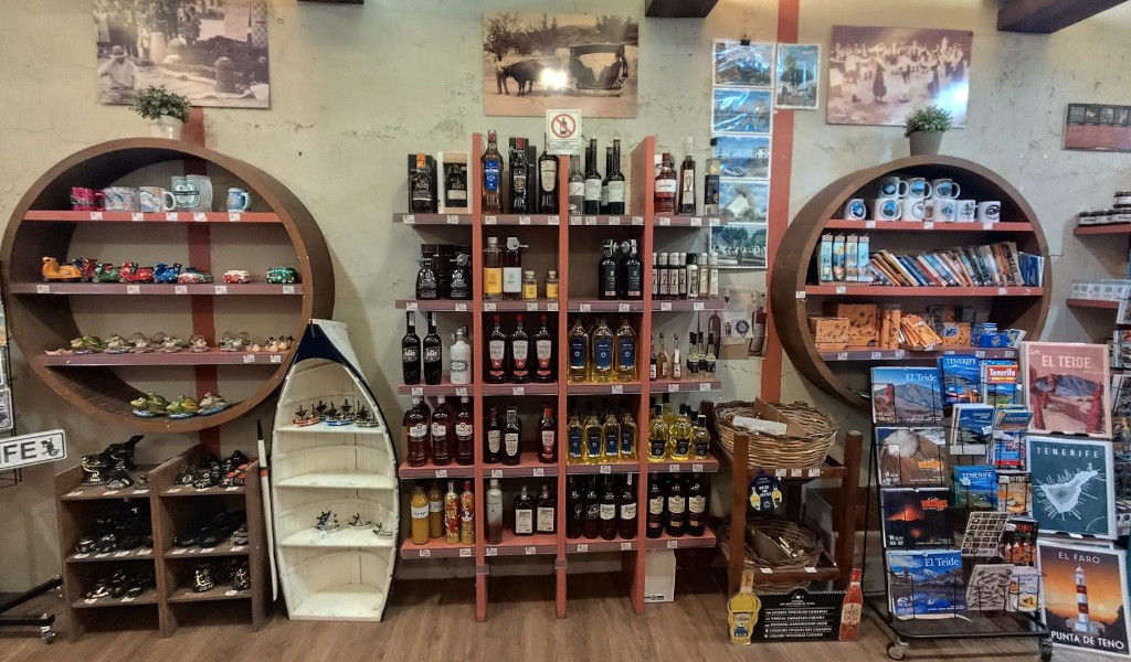 Negozio di souvenir a Tenerife con bottiglie di liquore e cartoline di El Teide.