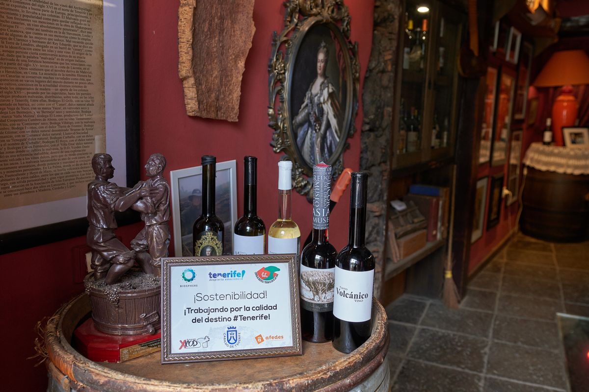 Bottiglie di vino e sostenibilità firmano in botte in un locale di Tenerife.