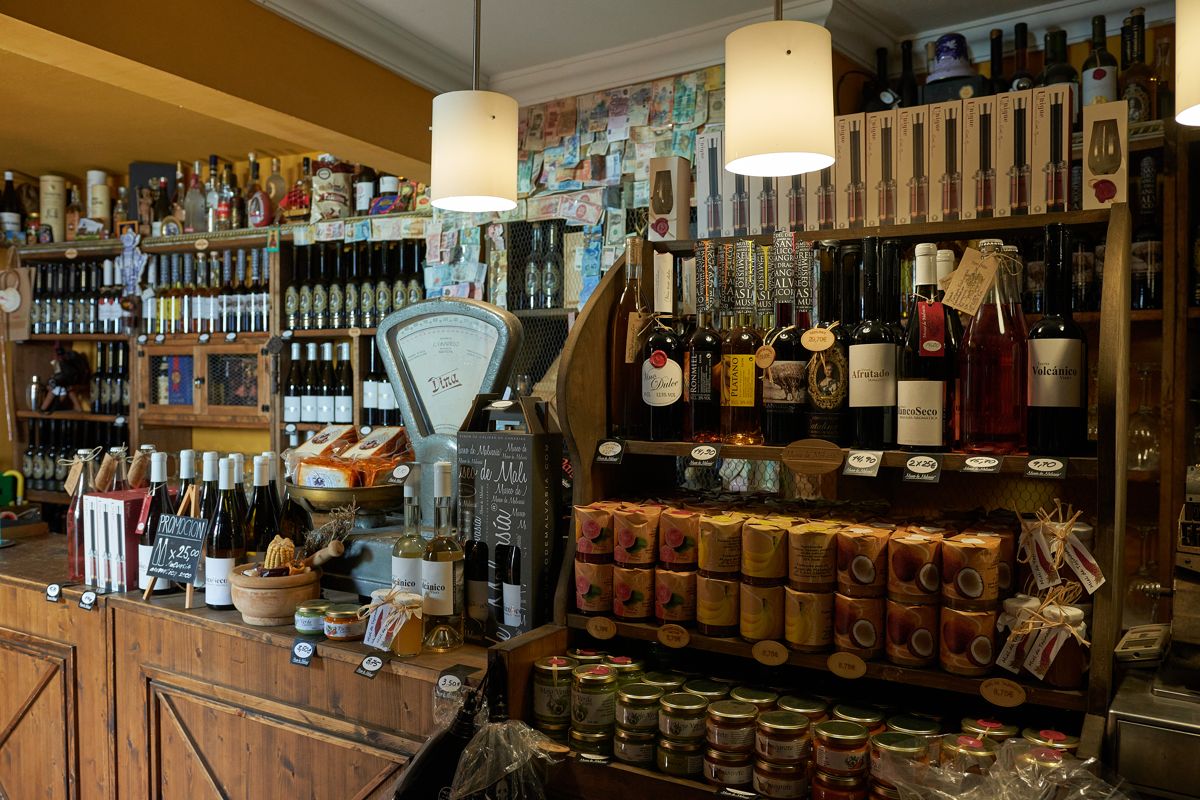 Fai acquisti con vini, distillati e prodotti locali a Garachico, Tenerife.