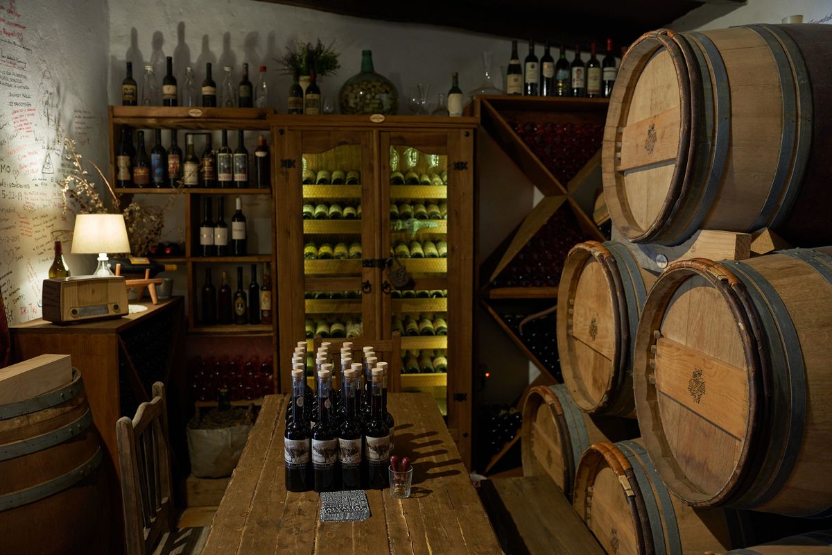 Sala degustazione con bottiglie e botti di vino a Tenerife.