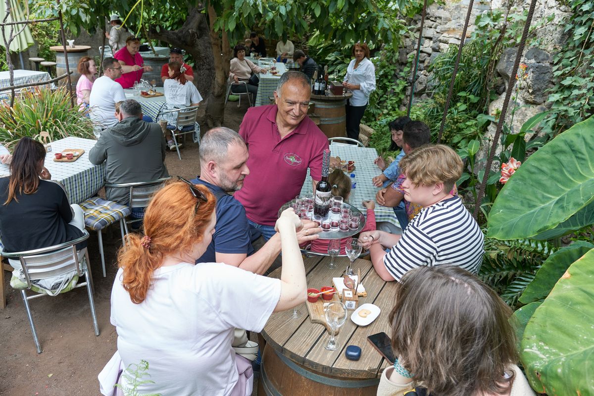 Persone che condividono drink sulla terrazza di un ristorante a Tenerife.