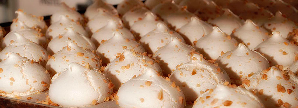 Meringhe con mandorle su un vassoio in una pasticceria a Tenerife.