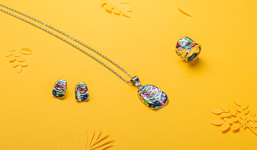 Collana colorata, orecchini e anello su sfondo giallo, Tenerife.