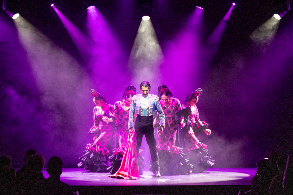 Gruppo di ballerini di flamenco su un palco illuminato a Tenerife.