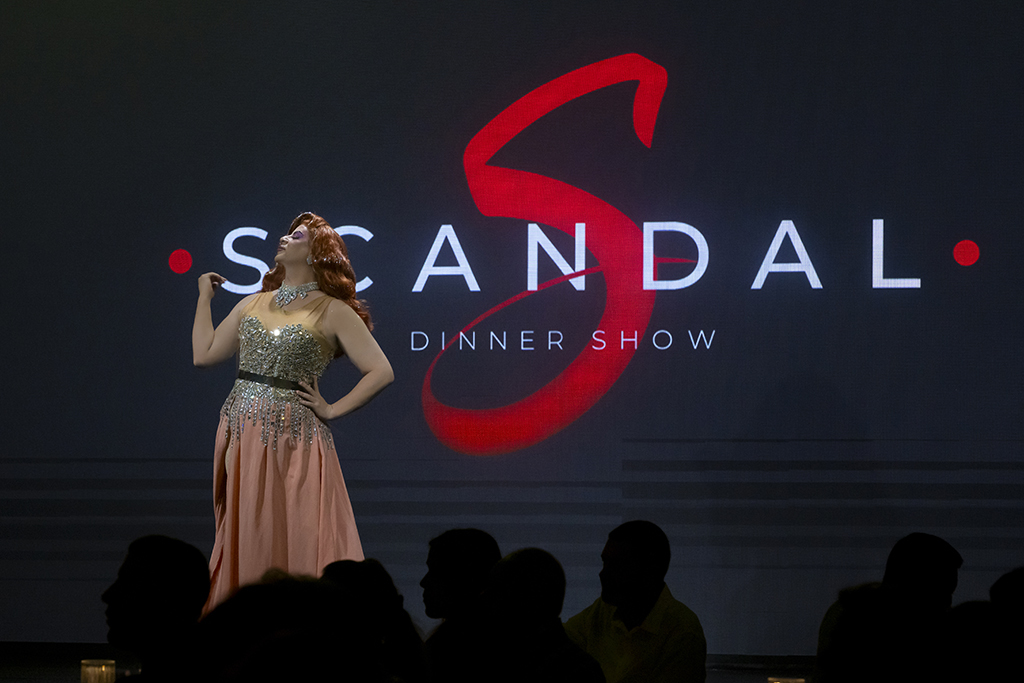 Artista che si esibisce sul palco allo Scandal Dinner Show a Tenerife.