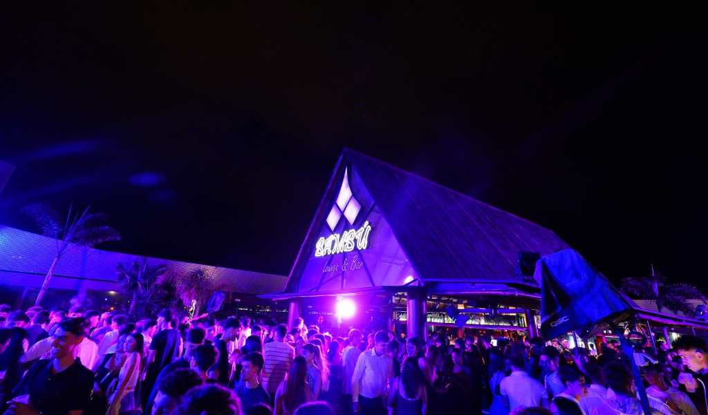 Pubblico che si diverte all'estero fuori da un nightclub a Tenerife.