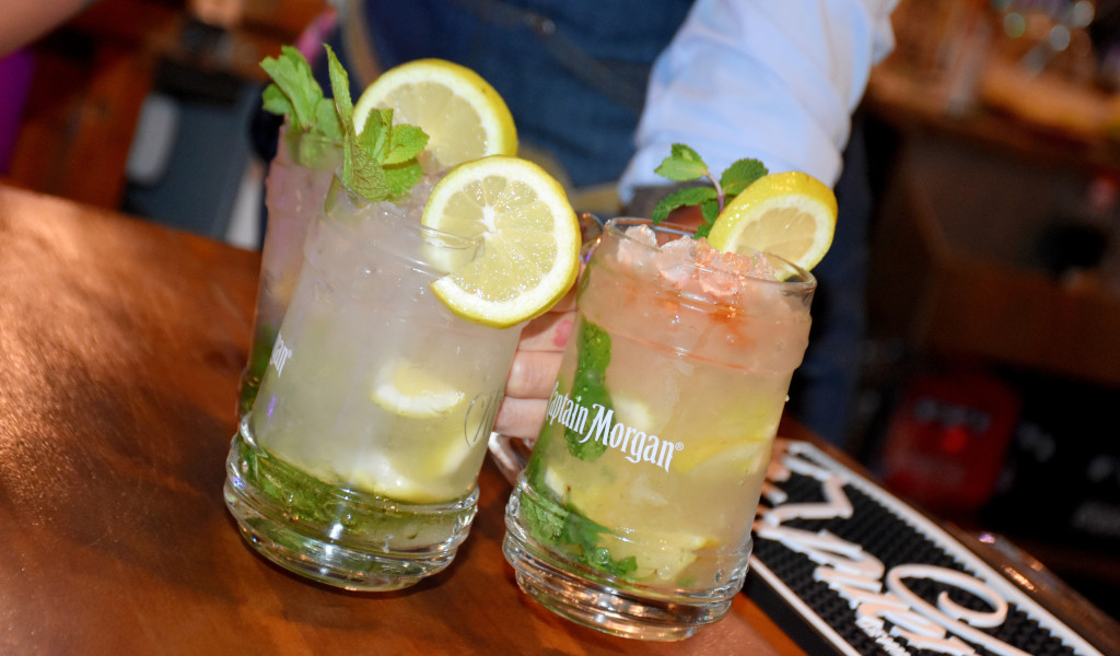 Due cocktail con fette di limone e menta in bicchieri Captain Morgan in un bar a Tenerife.
