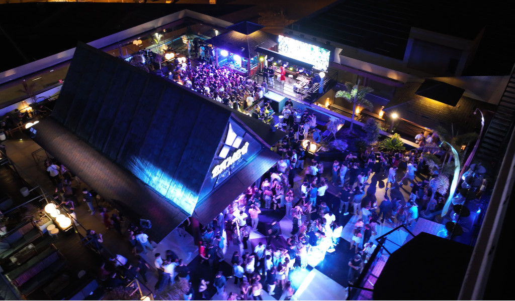 Folle di persone in un nightclub illuminato a Playa de las Américas, Tenerife.
