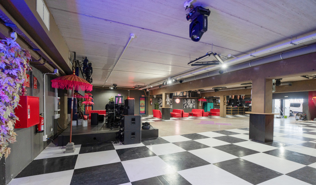 Spazio interno con pista scacchiera e palco a Tenerife.