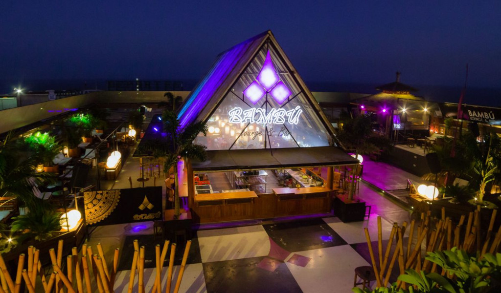 Il Bamboo Lounge & Bar si illuminava di notte a Tenerife.