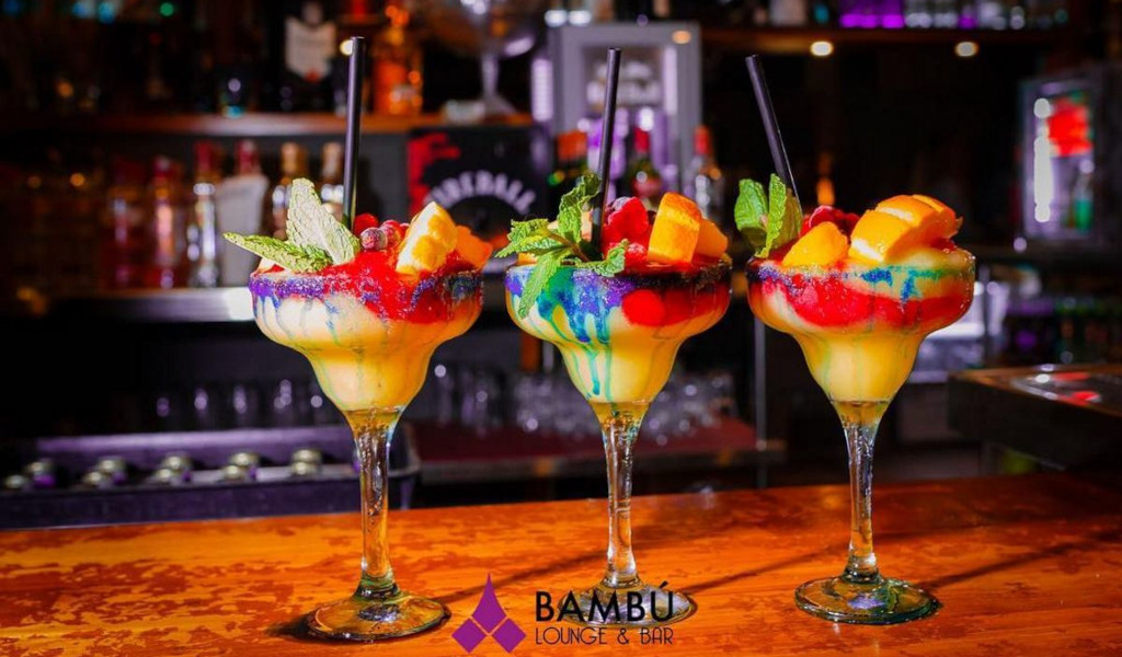 Tre cocktail colorati al bar Bambú Lounge, Tenerife.