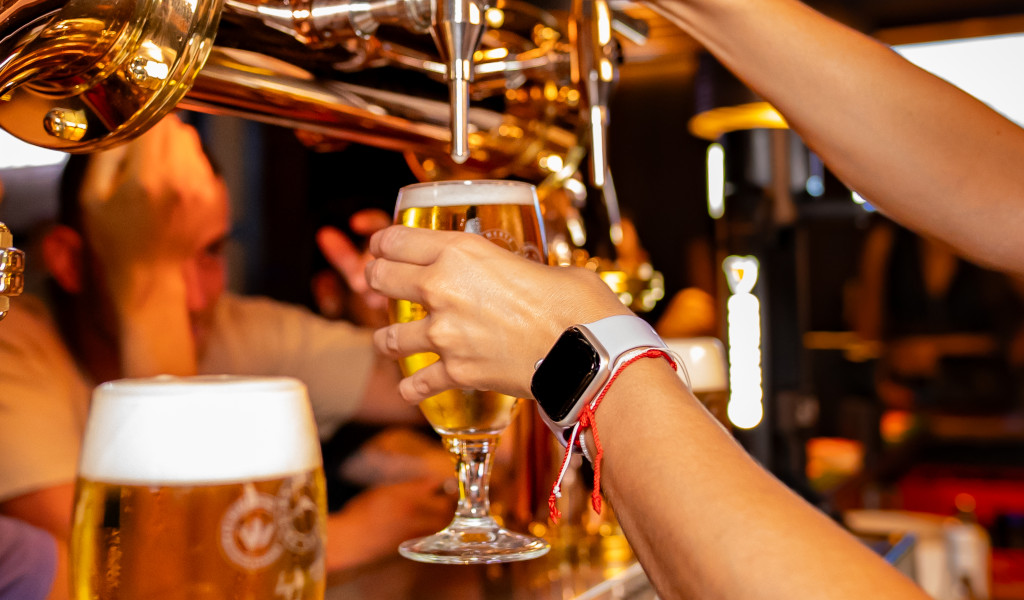 Versare birra al rubinetto a mano in un bar a Tenerife.