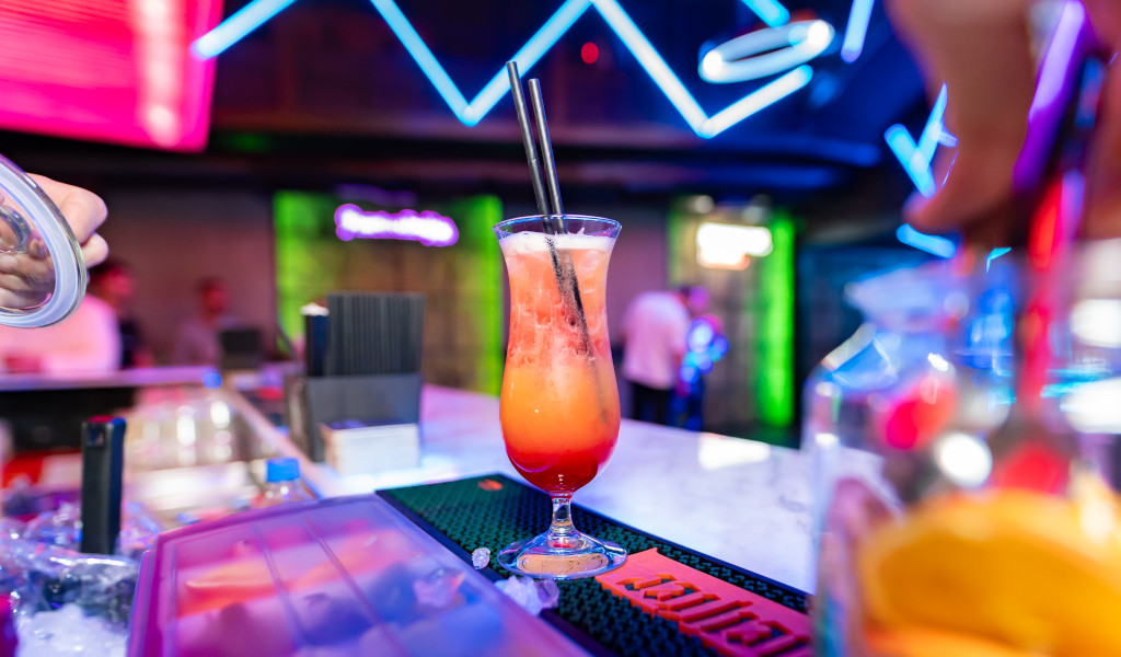Cocktail servito in un bar moderno a Tenerife.