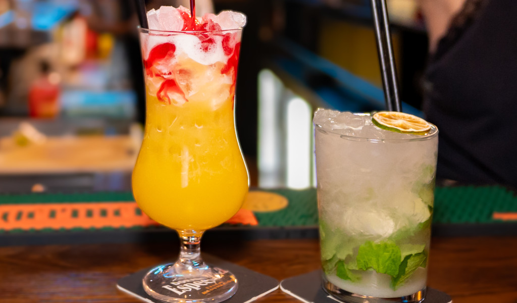 Cocktail colorati serviti in un bar a Santa Cruz de Tenerife.