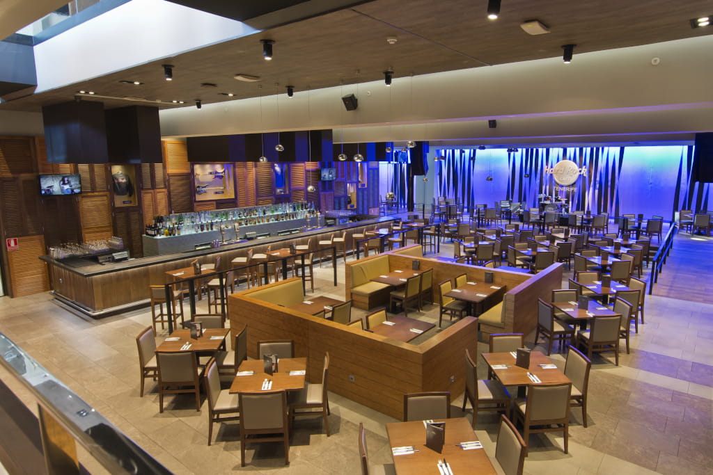 Ristorante spazioso con tavoli e palco sul retro di Hard Rock Tenerife.