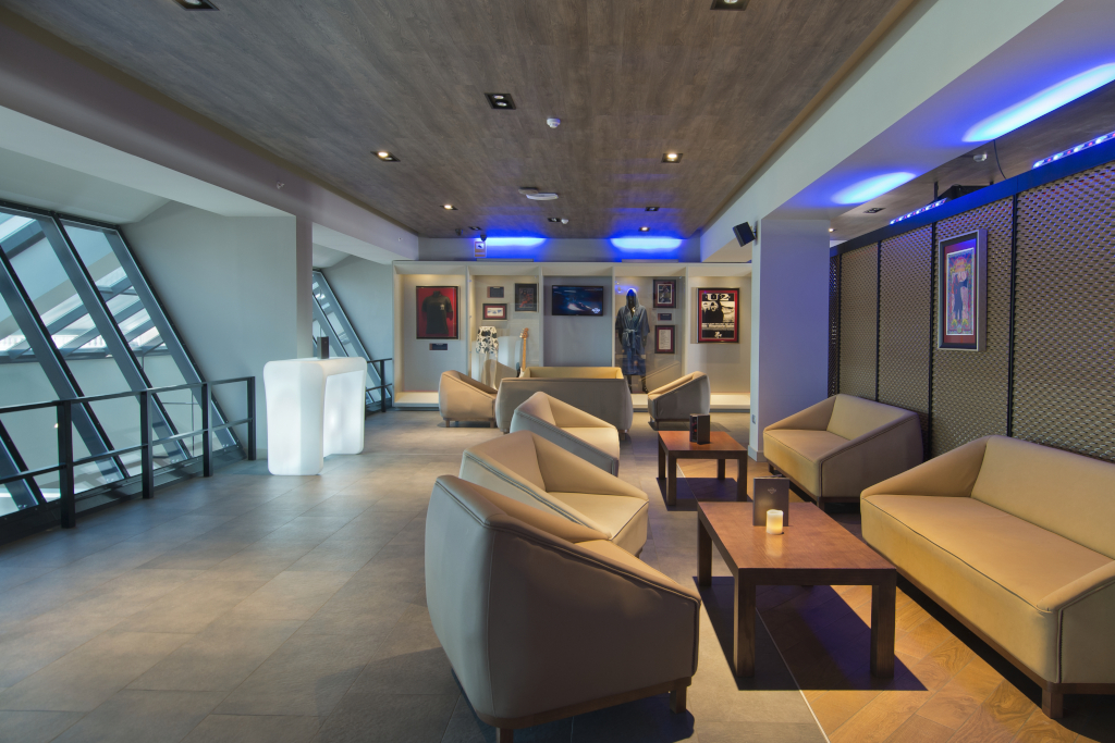 Salotto moderno con divani beige a Tenerife.