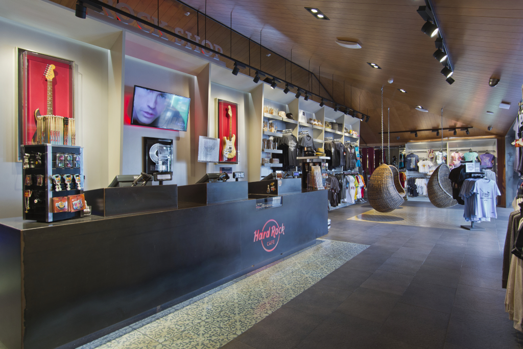 Negozio di souvenir all'interno dell'Hard Rock Café a Tenerife, con chitarre e vestiti in mostra.