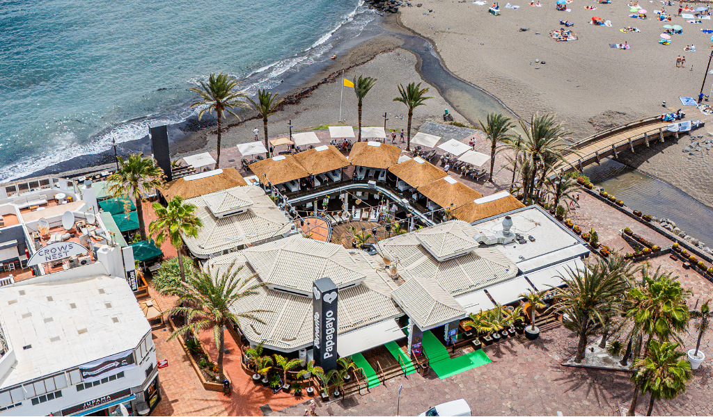 Vista aerea di un ristorante sulla spiaggia a Tenerife.