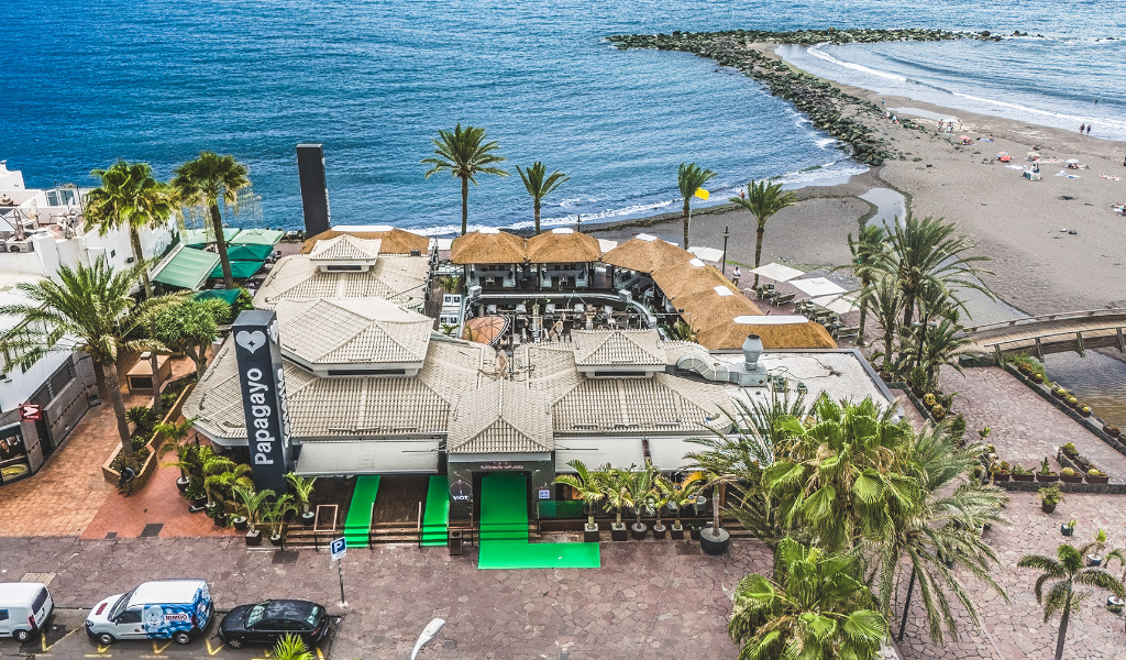 Veduta aerea di un ristorante costiero a Tenerife, vicino alla spiaggia e all'oceano.
