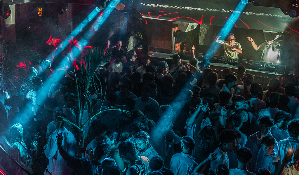 Pubblico che si gode un DJ in un nightclub a Tenerife.