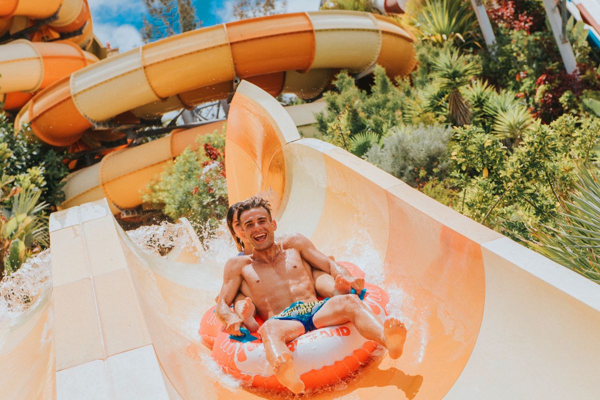 Persona che si diverte su uno scivolo d'acqua nel Parco Siam, Tenerife.