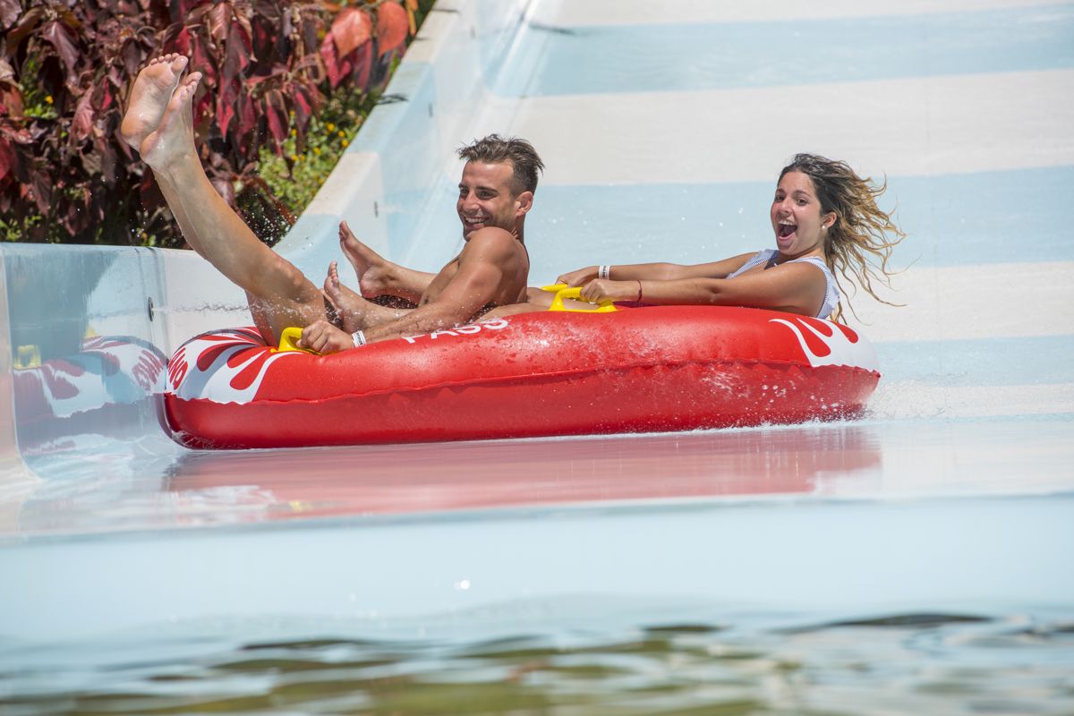 Persone che si godono su un tappetino su uno scivolo d'acqua a Tenerife.
