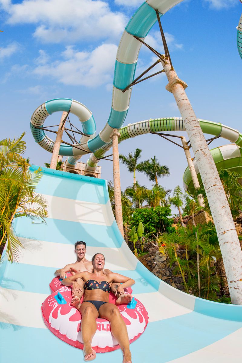Persone che si godono uno scivolo d'acqua nel Siam Park, Tenerife.