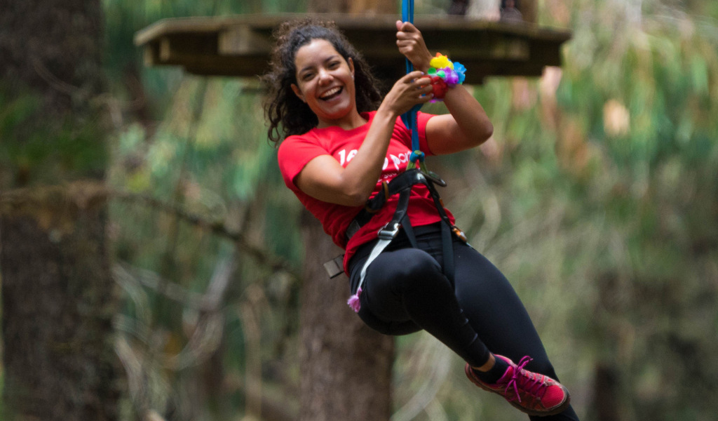 Persona che si sta godendo una zip line in una foresta a Tenerife.