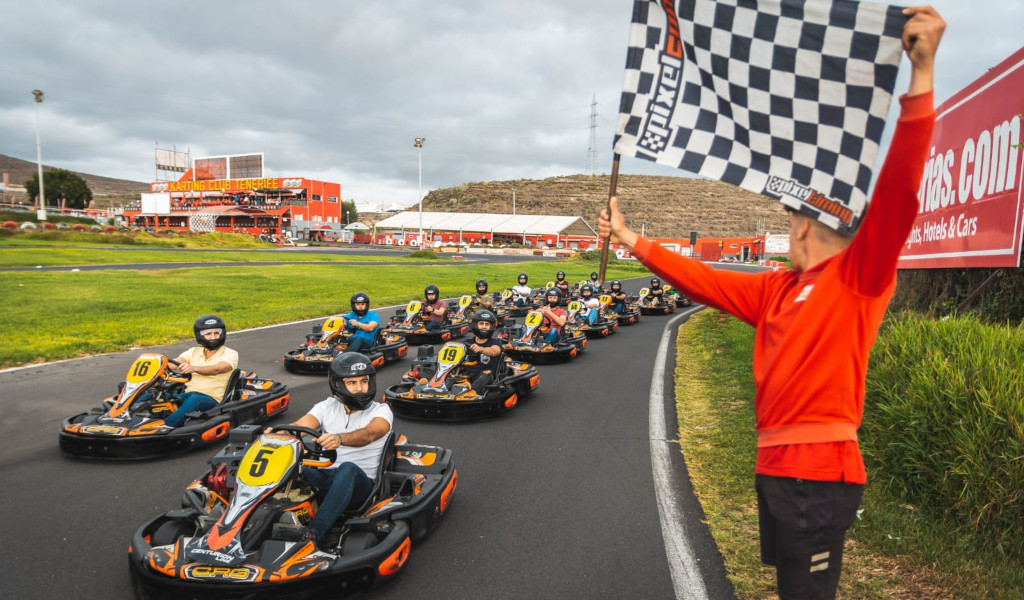 Gara di kart che inizia al Karting Club Tenerife con bandiera a scacchi.