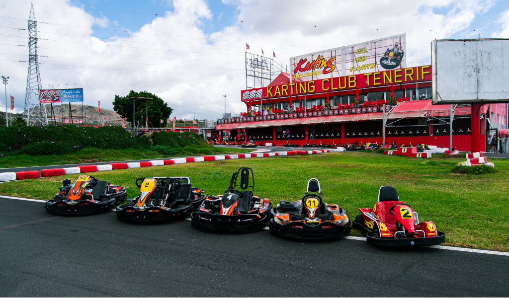 I kart erano allineati davanti al Karting Club Tenerife con un cartello GO GO.