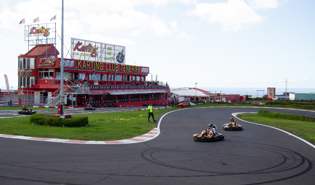 Persone che guidano i kart al Karting Club Tenerife.