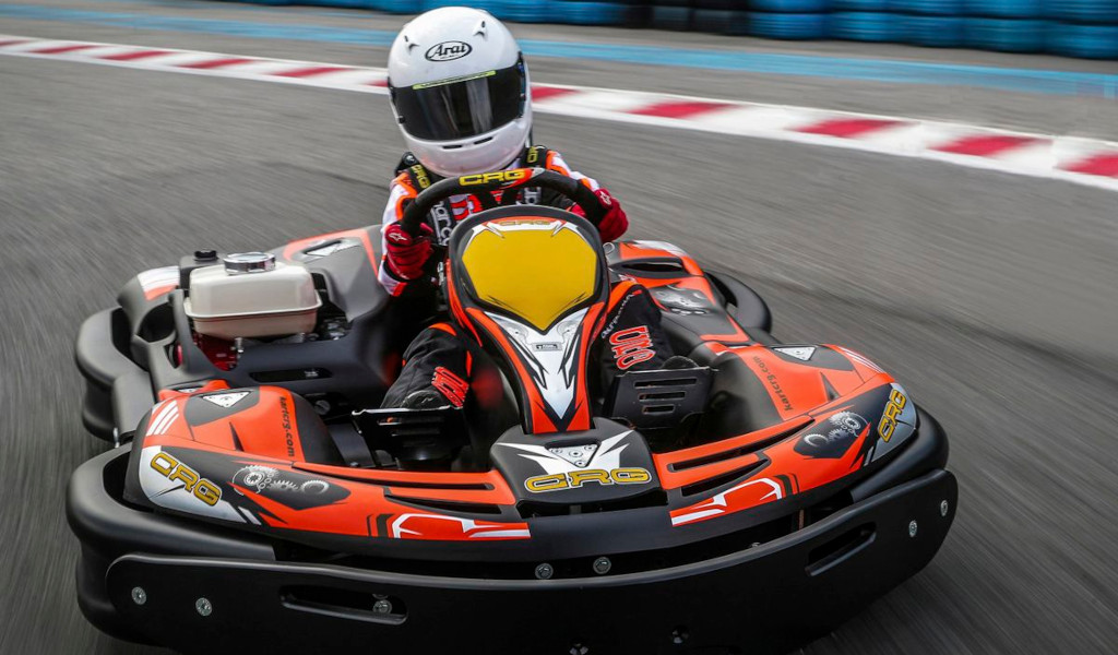 Persona che guida un kart su un circuito a Tenerife.