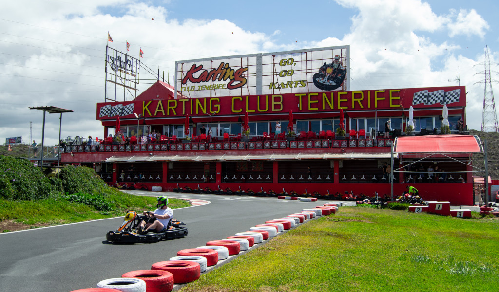 Kart in pista davanti all'edificio del Karting Club Tenerife.