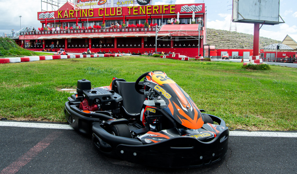 Kart sulla pista davanti all'edificio del Karting Club Tenerife.