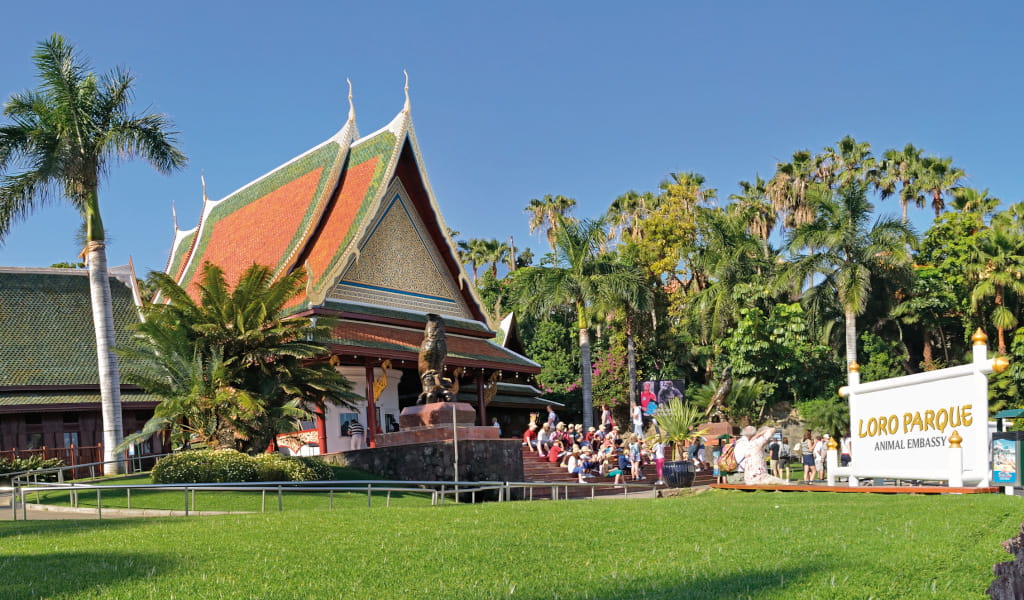 Tempio thailandese e visitatori a Loro Parque, Tenerife.