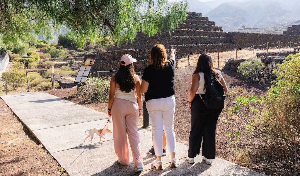 Persone che passeggiano attraverso il Parco Etnografico Pirámides de Güímar a Tenerife.
