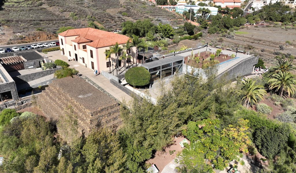 Vista aerea di una casa dal tetto rosso con giardini a Güímar, Tenerife.