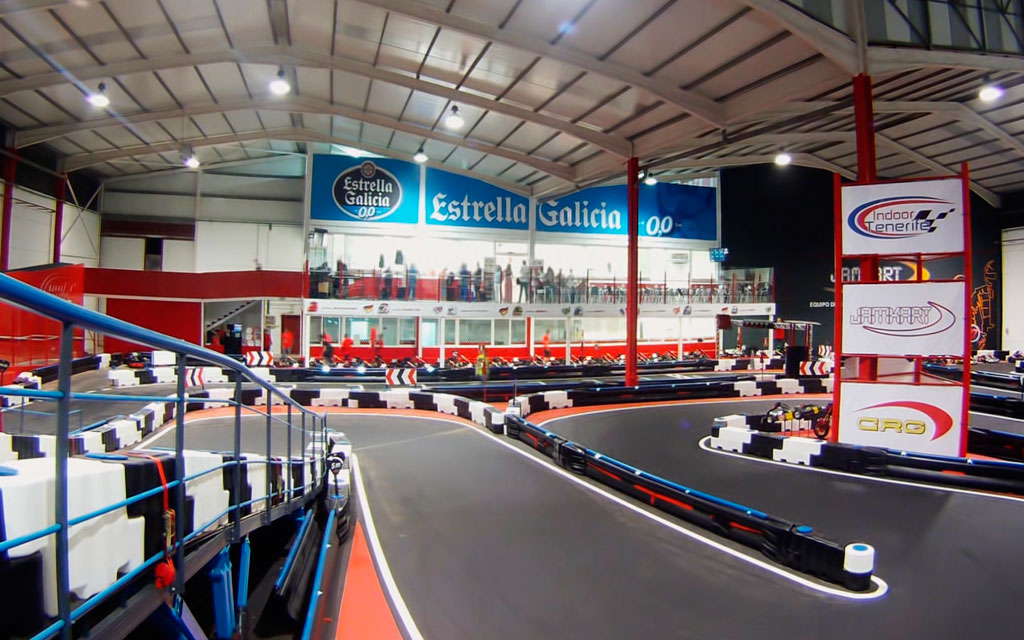 Pista di karting a Tenerife Indoor con curve e osservazione del pubblico.