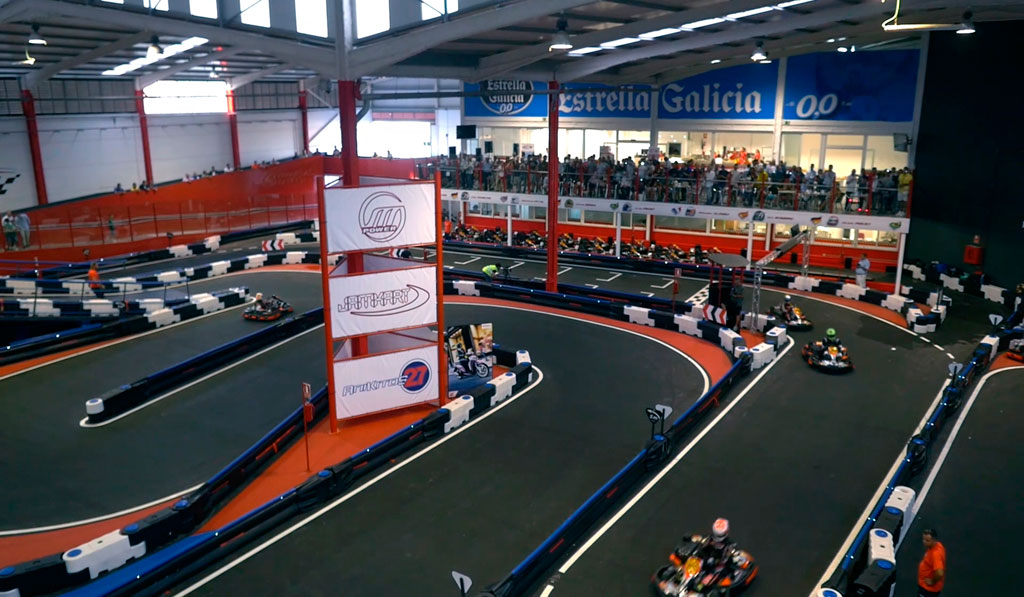 Circuito indoor di kart a Tenerife con il pubblico che guarda la gara.