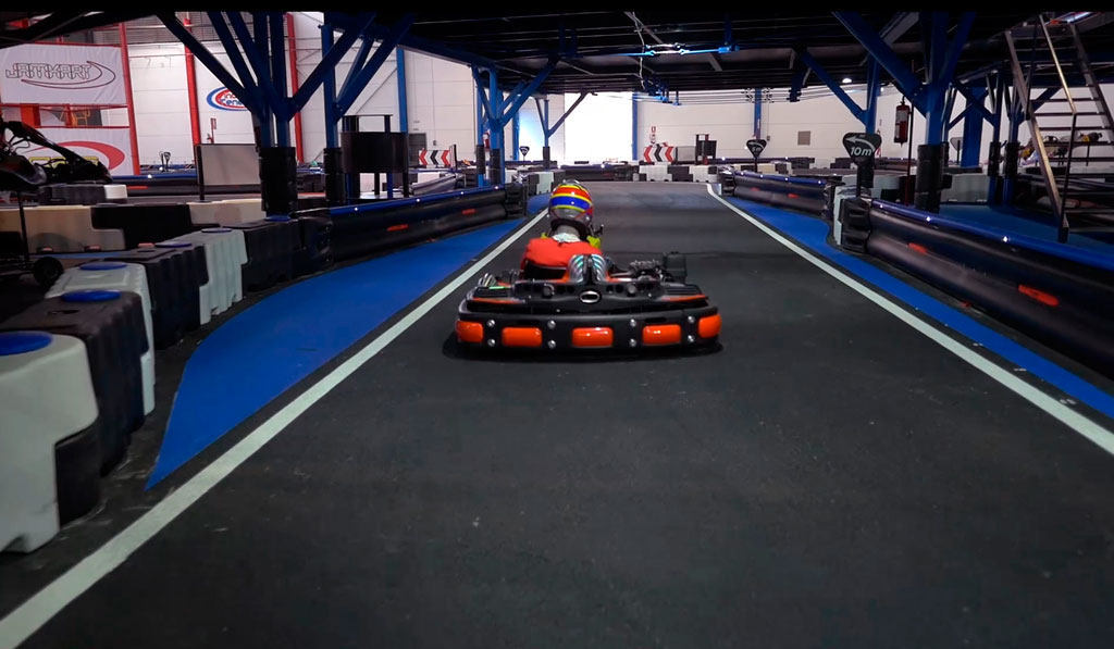 Persona che guida un kart su una pista coperta a Tenerife.