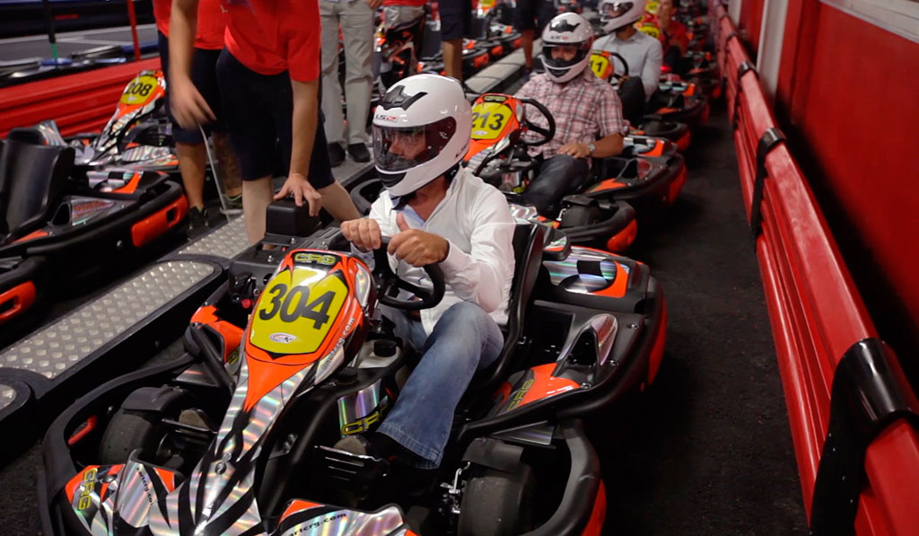 Persone in kart su un circuito a Tenerife, numero 304 davanti.