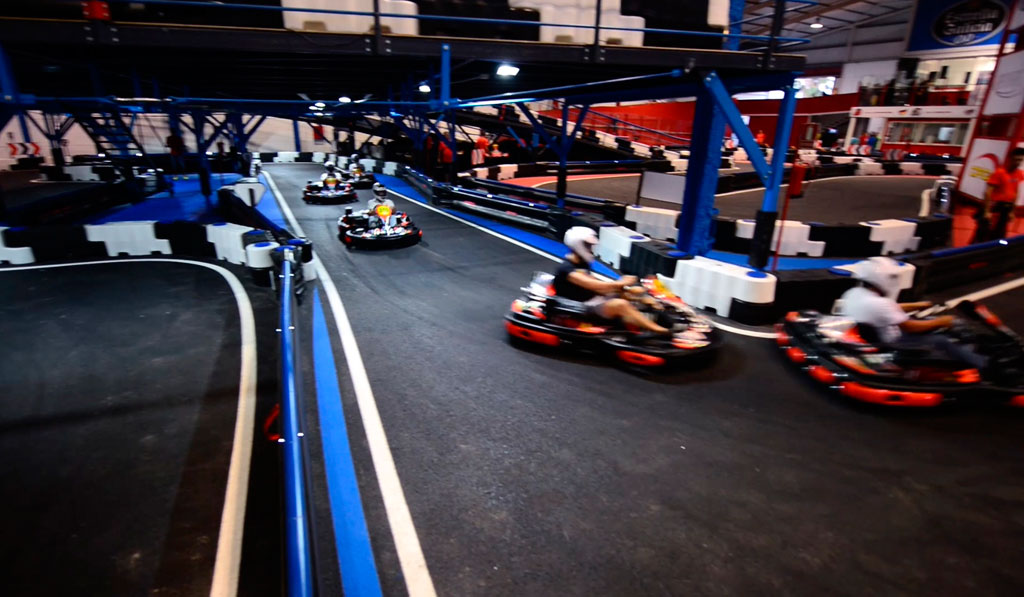 Pista di go-kart a Tenerife con persone in gara.
